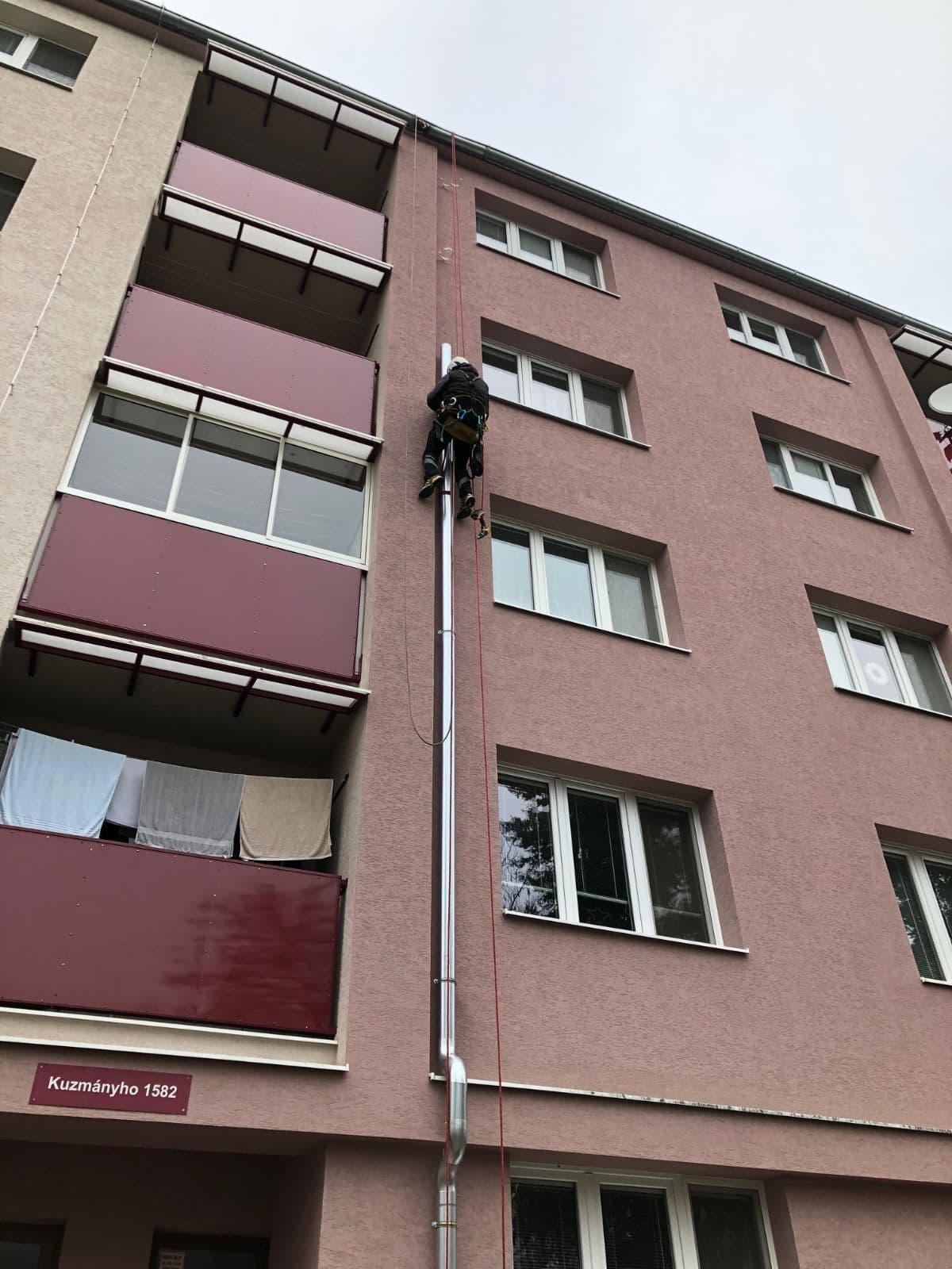 Inštalácia odkvapu zlaňovacou technikou