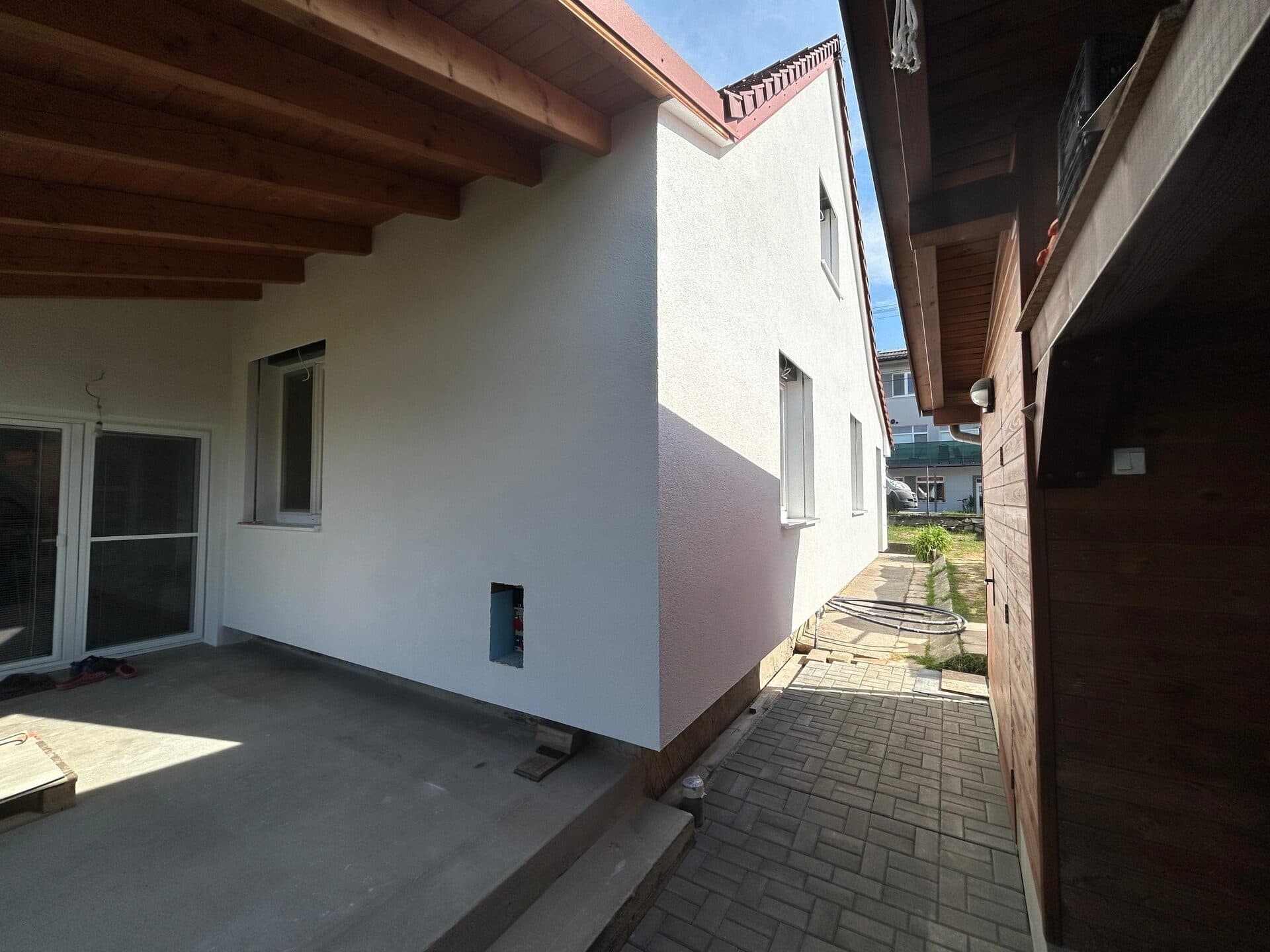 Zateplený dom, bočný pohľad s terasou