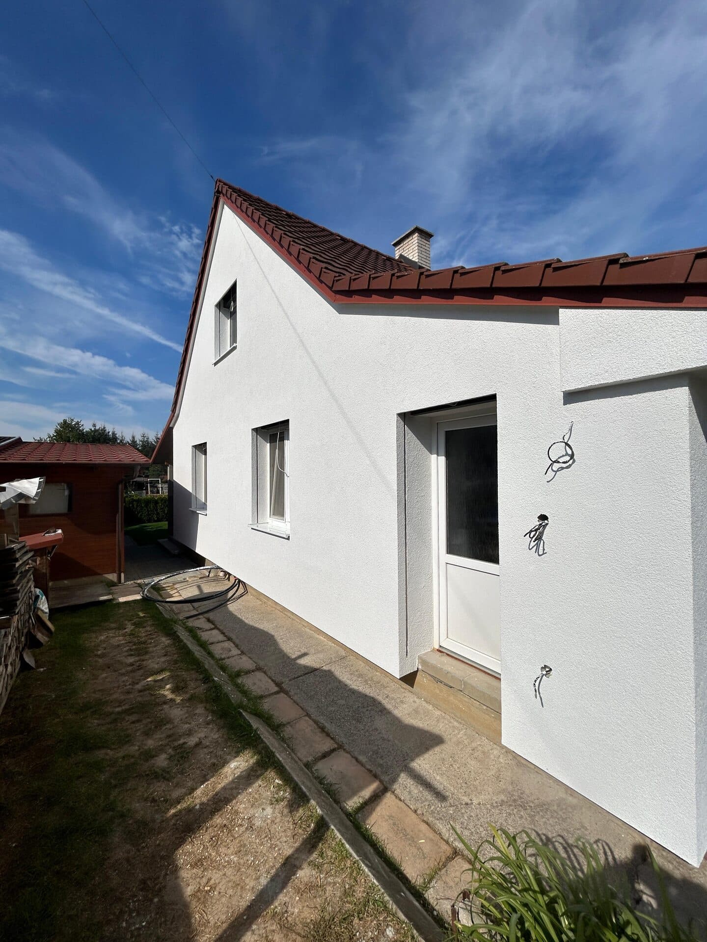 Zateplený dom, bočná elevácia so vstupom