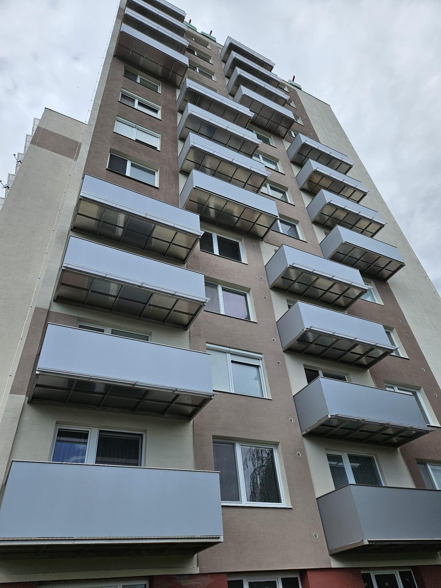 Hotový balkón so sklom a dlažbou