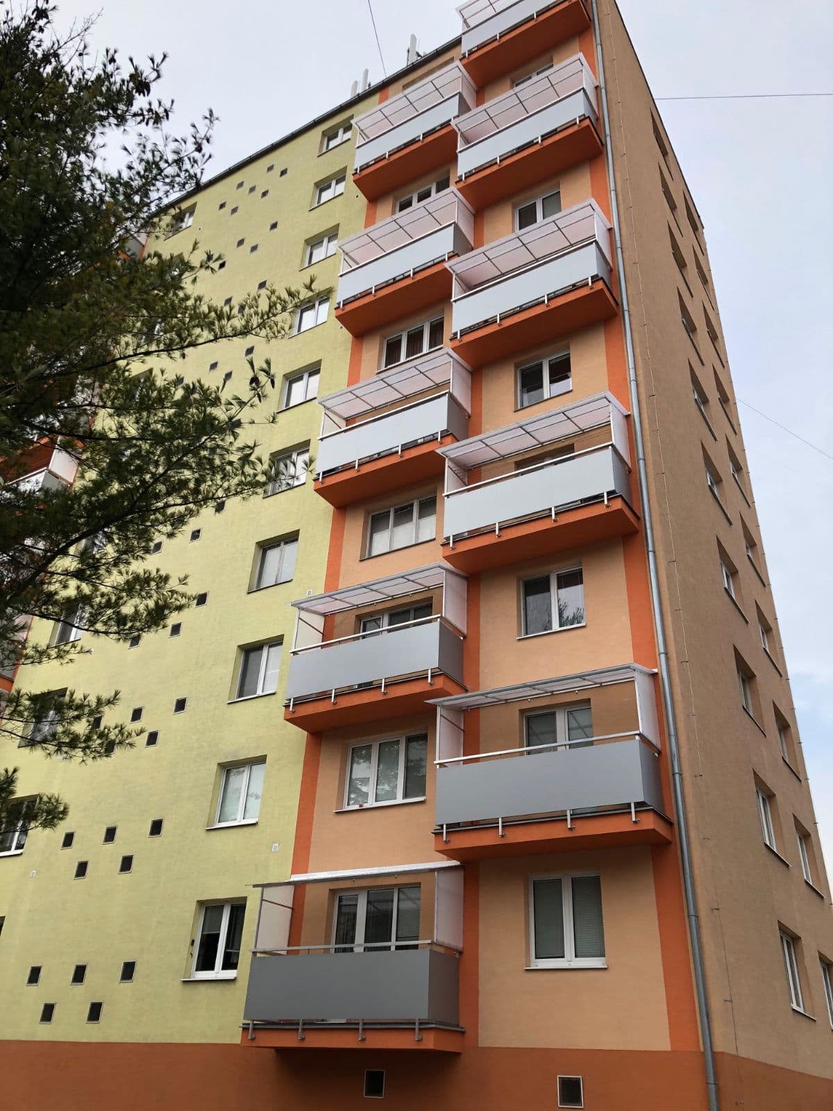 Bytový dom s novými balkónmi, celkový pohľad