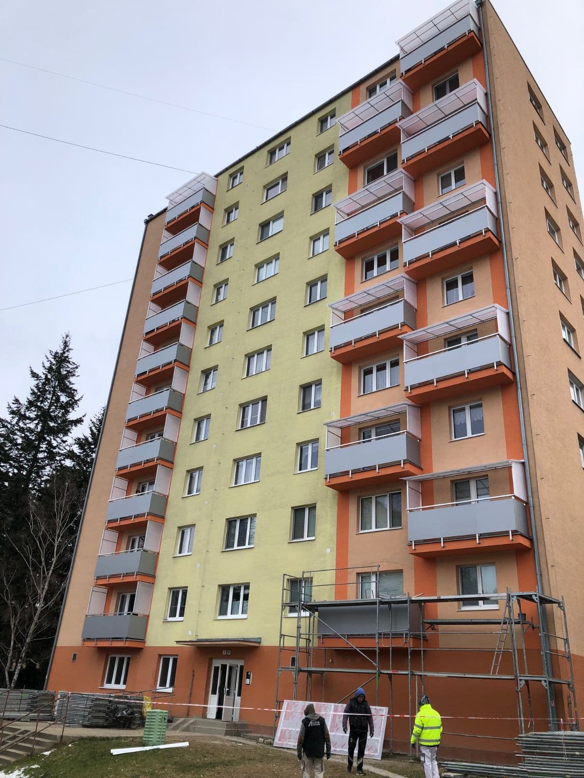 Lešenie pri bytovom dome