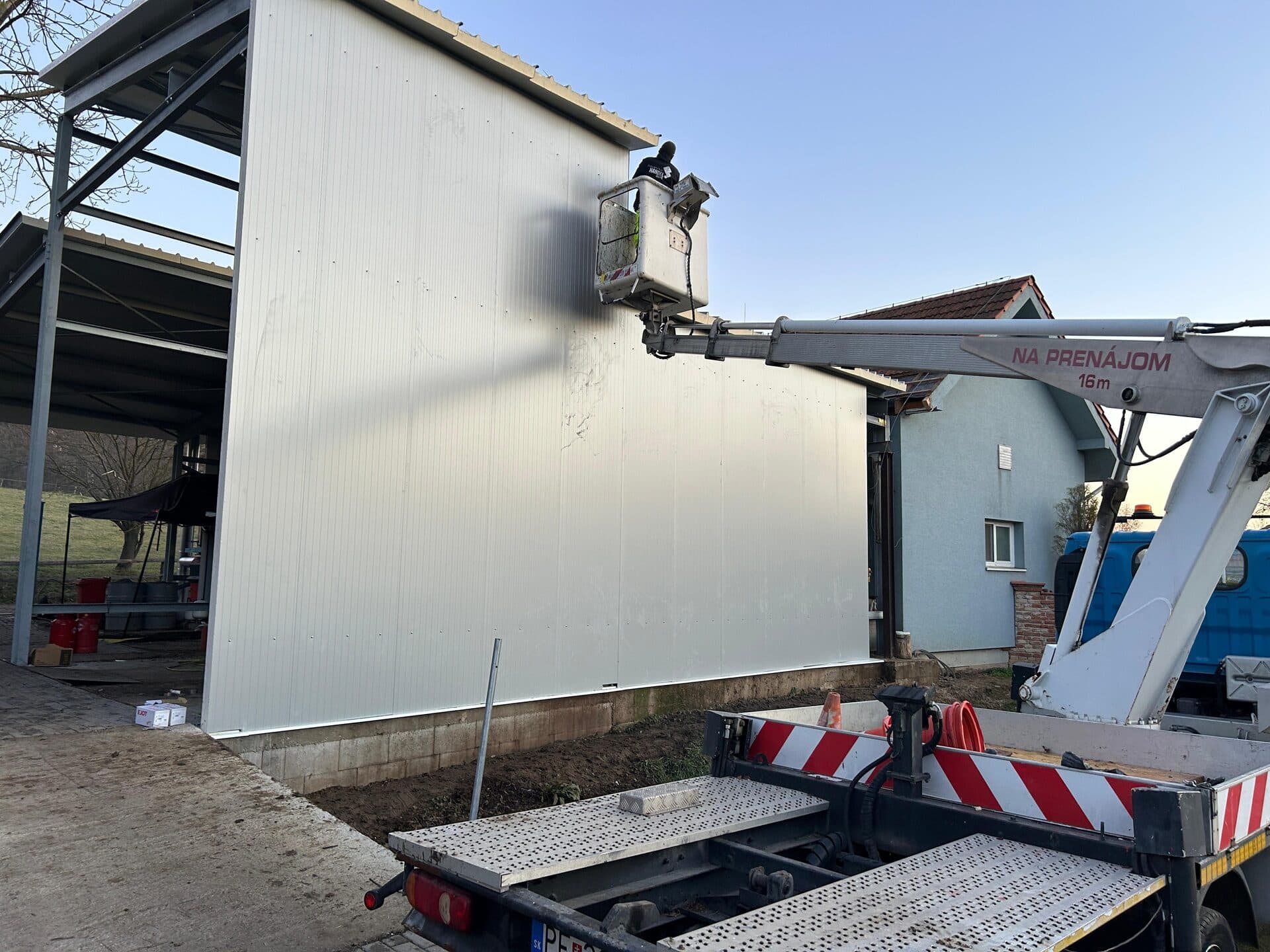 Montáž sendvičových panelov a hál