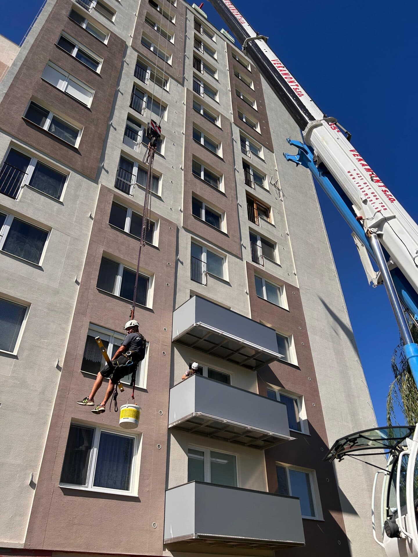 Horolezec montuje balkón zlaňovacou technikou