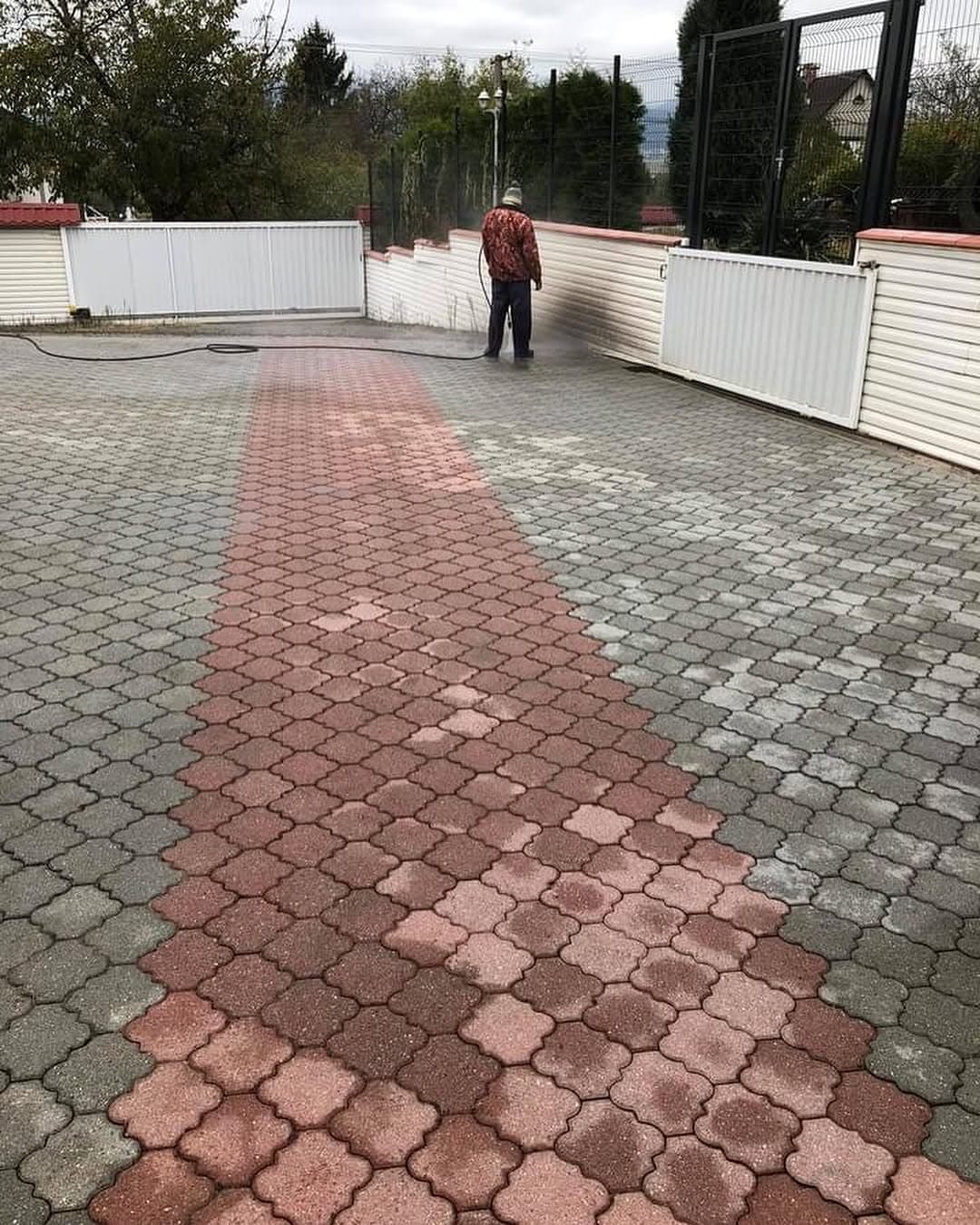Vyčistený chodník z dlažby