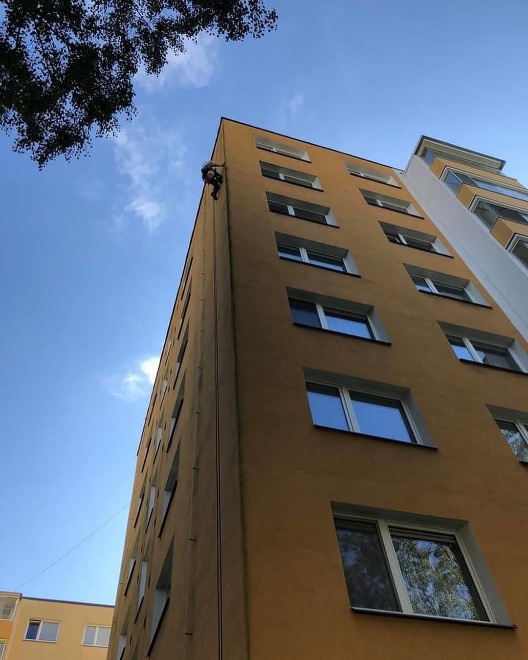 Pracovník vo výške zlaňovacou technikou